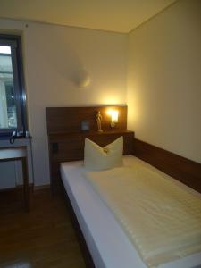 Postel nebo postele na pokoji v ubytování Kolping-Hotel