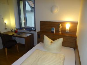 Postel nebo postele na pokoji v ubytování Kolping-Hotel