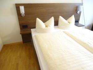 Postel nebo postele na pokoji v ubytování Kolping-Hotel