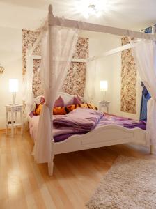Una cama o camas en una habitación de Ferienwohnung am Schloss Lauenstein im Erzgebirge