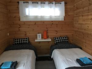 A bed or beds in a room at Winter Bay Cottage