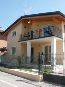 una casa con balcone sul lato di Trattoria Bettola a Lonato