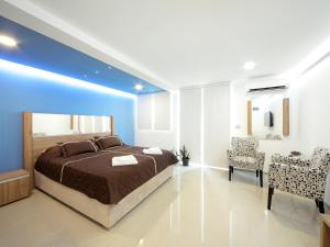 1 dormitorio con cama y pared azul en Agent Lux Apartments en Jagodina