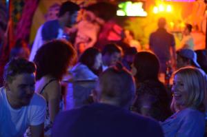 un grupo de personas en una multitud en una fiesta en Purple Monkey Hostel, en Medellín