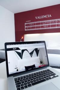 een laptop op een tafel bij Hotel Dimar in Valencia