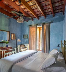 聖米格爾蒙特的住宿－Estancia La Bandada，一间卧室配有一张床和吊扇