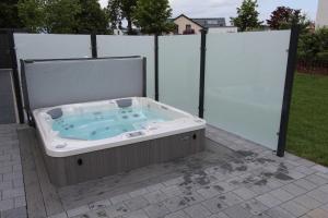 uma banheira de hidromassagem sentada num pátio em Ferien_VILLA PACE em Göhren-Lebbin