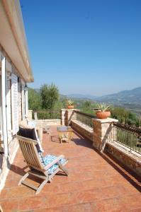 Nespecifikovaný výhled na hory nebo výhled na hory při pohledu z prázdninového domu