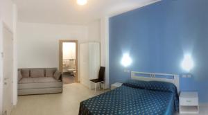 Llit o llits en una habitació de Maniel Beach Hotel