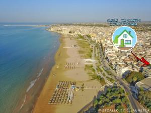 z góry widok na plażę z budynkiem w obiekcie Casa Stoccolma w mieście Pozzallo