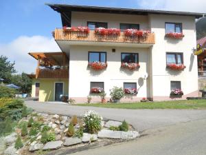 un edificio con fioriere alle finestre di Gasthof Steiner a Mühlen