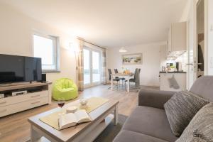 Ferienwohnungen Rosengarten في بورغيريندي-ريثفيش: غرفة معيشة بها أريكة وطاولة