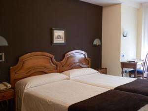 A bed or beds in a room at Hotel Doña Nieves