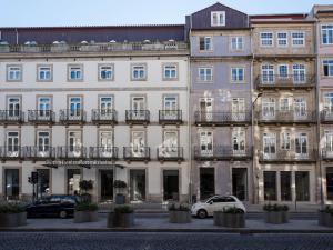 a large building with cars parked in front of it at Hotel Carris Porto Ribeira in Porto