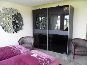 ハーグナウにあるDoraのベッドルーム(紫色のベッド1台、鏡付)