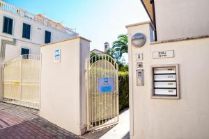 brama z napisem obok budynku w obiekcie Residence Villa Livia w mieście San Vincenzo