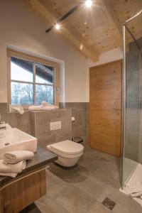e bagno con servizi igienici, lavandino e doccia. di Alpenchalet Stadlpoint a Ried im Zillertal