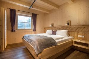 เตียงในห้องที่ Alpenchalet Stadlpoint