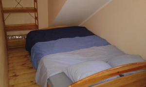 ParchowoにあるDomek Kaszubyの階段付きの小さな部屋の小さなベッド1台