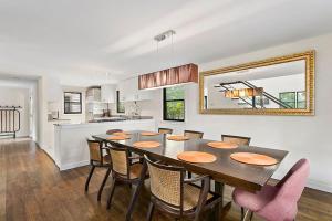 uma cozinha e sala de jantar com mesa e cadeiras em Villa Nostro Palazzo em East Hampton