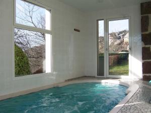 The swimming pool at or close to Auberge Hôtel de Tournemire - Cantal