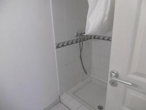 y baño blanco con ducha. en Holidayland Residence Plein Sud villa 60m2 6 couchages, en Narbonne-Plage