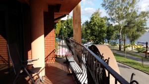 d'un balcon avec une balustrade en fer forgé. dans l'établissement Apartamenty & Restauracja Janus, à Ełk