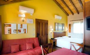 A seating area at Apartamentos Rurales Antojanes