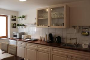 Kuchyň nebo kuchyňský kout v ubytování Gästehaus Kril