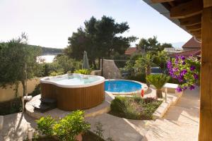 una gran bañera de hidromasaje en un patio con piscina en Apartments " Happy villa ", en Splitska