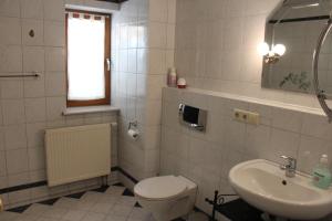 Koupelna v ubytování Gästehaus Kril + 14 fotografií
