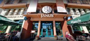 Reštaurácia alebo iné gastronomické zariadenie v ubytovaní Apartamenty & Restauracja Janus