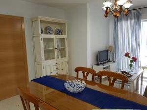 a kitchen and dining room with a table and chairs at Apartamento centrico in Almuñécar