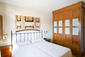 Un pat sau paturi într-o cameră la Apartamentos Rurales Antojanes