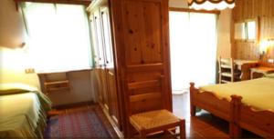 Ένα ή περισσότερα κρεβάτια σε δωμάτιο στο Hotel Alpe Fleurie