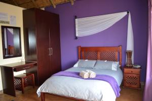 Tava Lingwe Game Lodge & Wedding Venue في بارايس: غرفة نوم عليها سرير وفوط