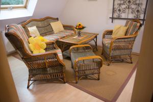 a living room with a couch and chairs and a table at Ferienwohnung Am Sonnenhang in Neualbenreuth