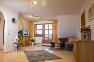 a living room with a couch and a tv at Ferienwohnung Am Sonnenhang in Neualbenreuth