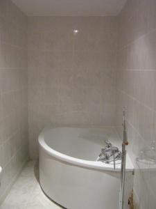 Ett badrum på Gîte-La Combelle