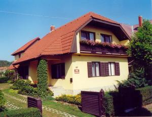 Budova, kde se apartmán nachází + 12 fotografií