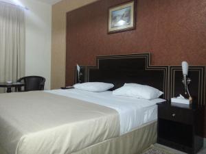 Letto o letti in una camera di Dolphin Hotel