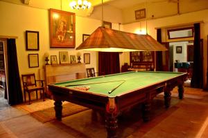 Biliár nebo kulečník v ubytování Bhanwar Vilas Palace