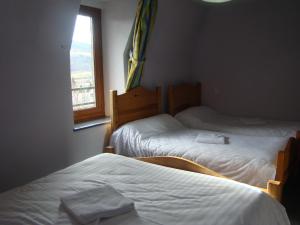 
a bedroom with a bed and a window at Aux Globe Trotters in Murat
