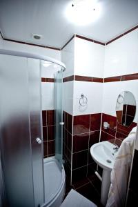 y baño con ducha, aseo y lavamanos. en Dobrye Traditsii Hotel, en Krasnodar