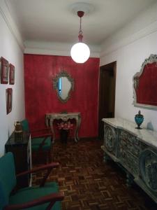 グラナダにあるComo en tu propia casaの赤い壁のリビングルーム(鏡付)