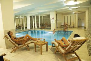 Der Swimmingpool an oder in der Nähe von Korumar Hotel Deluxe