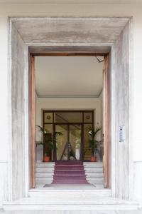 フィレンツェにあるVerdi Apartmentsの階段と鉢植えの建物への出入口