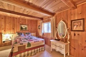Schlafzimmer mit einem Bett und einem Spiegel in der Unterkunft Hank Monk Chalet in South Lake Tahoe