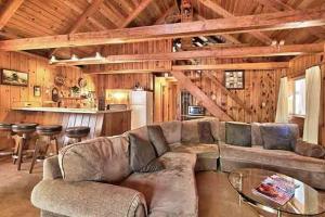 ein Wohnzimmer mit einem Sofa und einer Küche in der Unterkunft Hank Monk Chalet in South Lake Tahoe