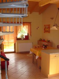uma cozinha e sala de jantar com um beliche em Winzerhof Spengler em Külsheim